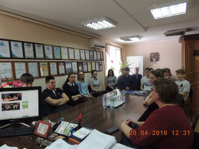 В День местного самоуправления глава поселения Л.А.Овчерюкова встретилась со старшеклассниками
