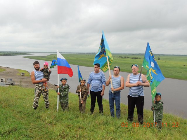 Глава поселения Любовь Алексеевна Овчерюкова поздравила десантников «крылатой пехоты»