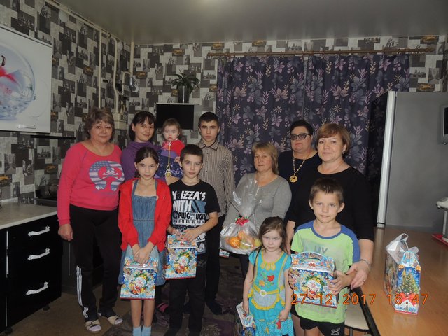 Глава поселения Л.А.Овчерюкова и депутаты поздравили многодетную семью Клочковых с Новым годом