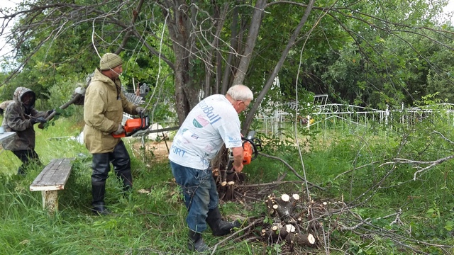 Наведение порядка на сельском кладбище с. Зенково