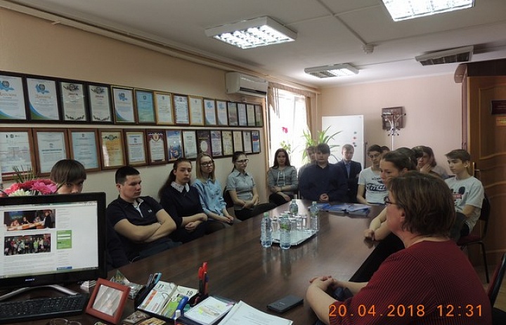 В День местного самоуправления глава поселения Л.А.Овчерюкова встретилась со старшеклассниками