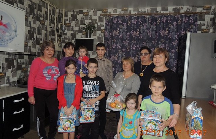 Глава поселения Л.А.Овчерюкова и депутаты поздравили многодетную семью Клочковых с Новым годом